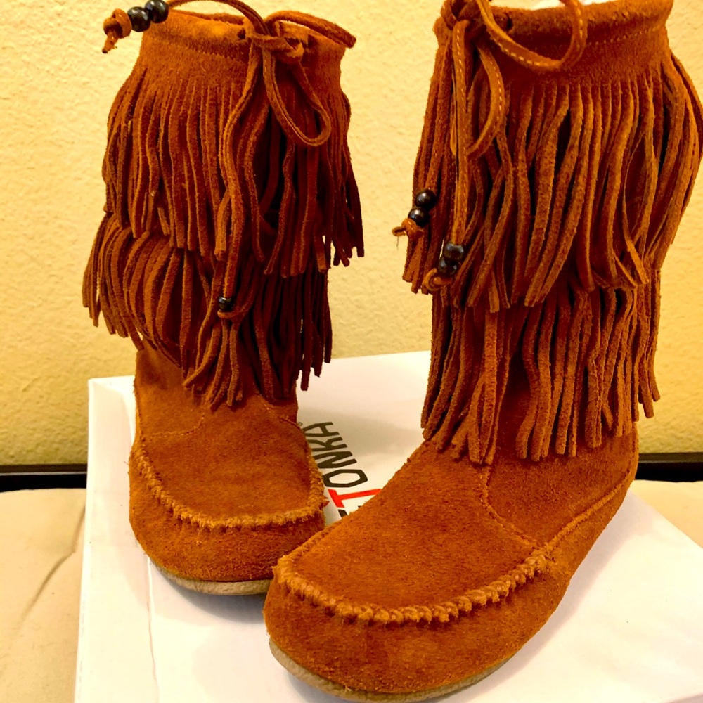 Minnetonka size 8 Fringe boots